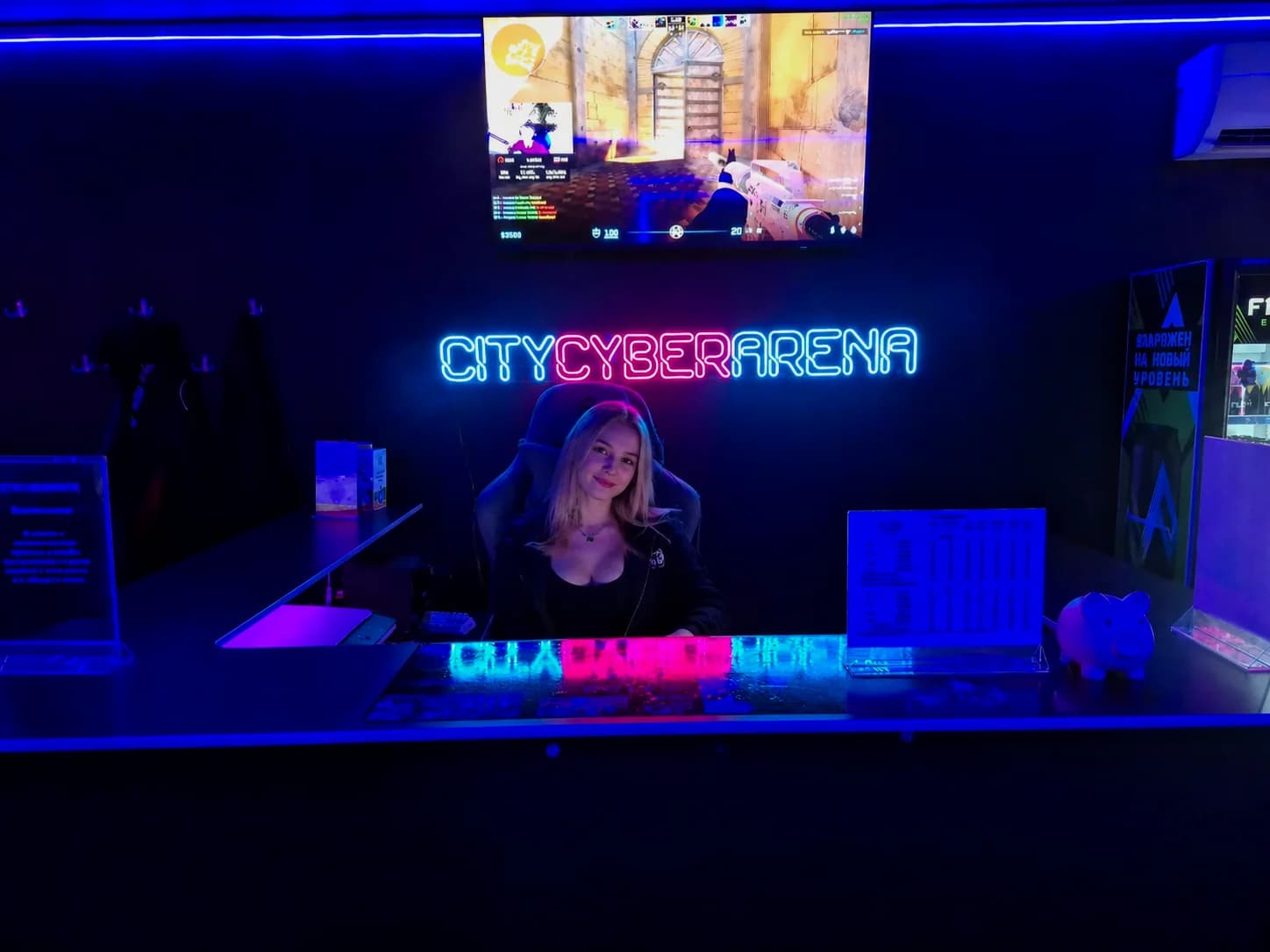 Администраторская зона CITY CYBERARENA с неоновой вывеской